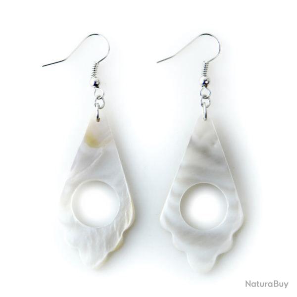 Boucles d'oreilles pendantes ajoures en nacre blanche