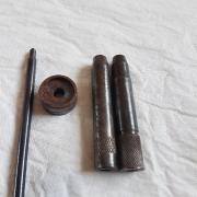 Ancien Amorceur/ Désamorceur à cartouche acier et laiton, manche bois - Collection