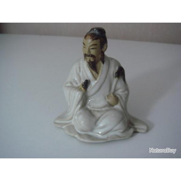 statuette en porcelaine de chine hauteur 7,5 cm x 7,5 cm