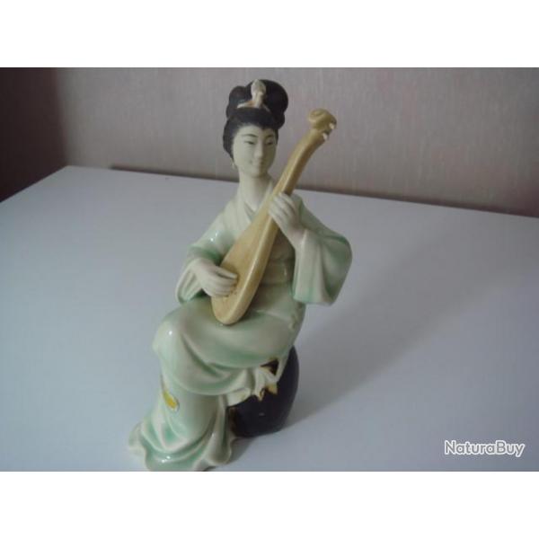statuette en porcelaine de chine musicien hauteur 17 cm x 9 cm