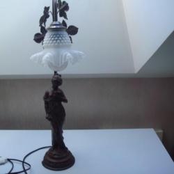lampe ancienne avec bronze coté socle à refaire hauteur 55 cm