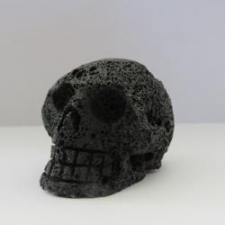 Unique tête de mort en lave noire sculpture pierre