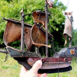 rare maquette ancienne de "La Nina" expédition Christophe Colomb", en bois, toile, peau & metal 30cm