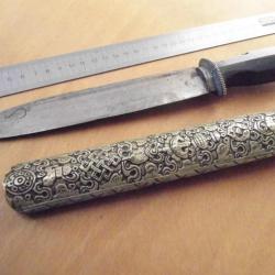Ancien couteau Tibetain,lame acier au carbone,manche corne et etui argent(?).Tibetan vintage dagger.