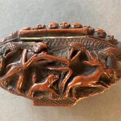 Tabatière en noix de corozo sculptée du motif de la chasse