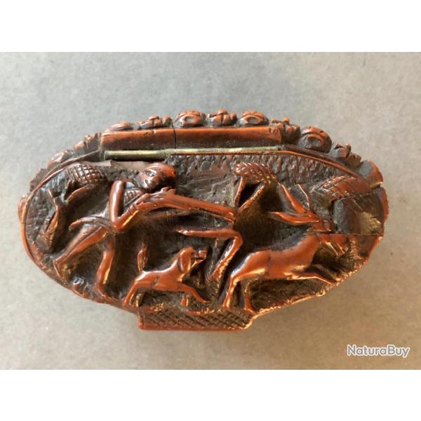 Tabatire en noix de corozo sculpte du motif de la chasse