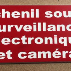 Pancarte  "chenil sous surveillance électronique et caméra" dimensions 75 x 150 mm fond rouge