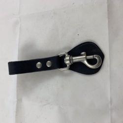 Mousqueton porte clés de ceinture en cuir noir.