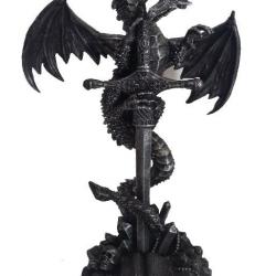 Dragon noir sur socle avec épée