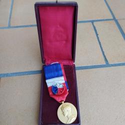 MEDAILLE OR MINISTERE DU TRAVAIL ATTRIBUEE DATEE 1952 AVEC SA BOITE