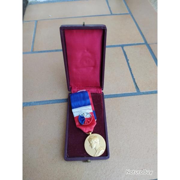 MEDAILLE OR MINISTERE DU TRAVAIL ATTRIBUEE DATEE 1952 AVEC SA BOITE