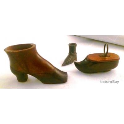 3 TABATIÈRES EN FORME DE CHAUSSURES EN BOIS ET 1 EN METAL