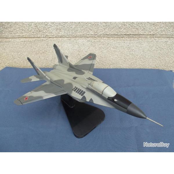 Trs belle maquette d'exposition bois  MiG-35 Fulcrum