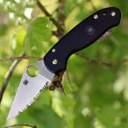 Couteau Spyderco Para 3 Serrated Lame Acier CTS BD1N Manche FRN Compression Lock Made USA SC223SBK