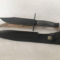 Poignard ou couteau de chasse Tarzan manche bois noir avec son étui.