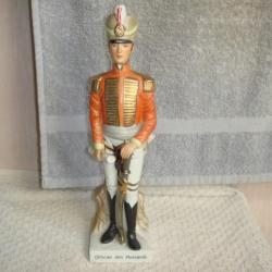 statuette en porcelaine officier des hussards hauteur 23 cm x 6 cm