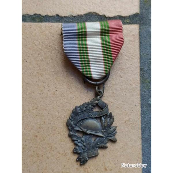 MEDAILLE MILITAIRE UNC ANCIEN COMBATTANT GUERRE 1914-1918  MODELE A DOS GUILLOCHEE
