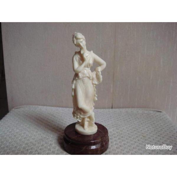 ancienne statuette en jade celedon sur support marbre hauteur 18 cm