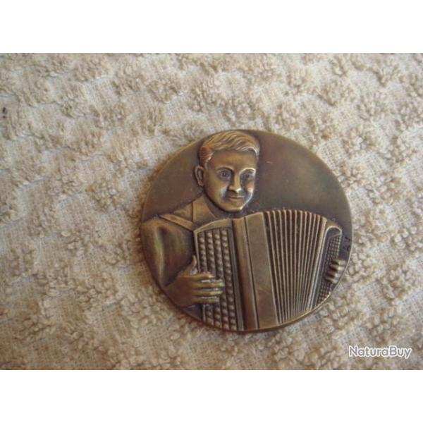 medaille accordeon signe A.V diametre 4 cm