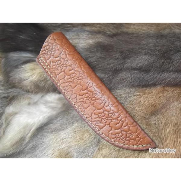 tui en cuir naturel avec motifs pour couteau fixe sans garde( Hunter Bear Artisan du Cuir)