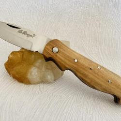 Couteau de poche Bélier Le Bougna avec son manche en bois de teck.