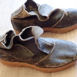 Paire de chaussures provenant d'un ghetto de pologne, ou camp de travail en Allemagne WW2