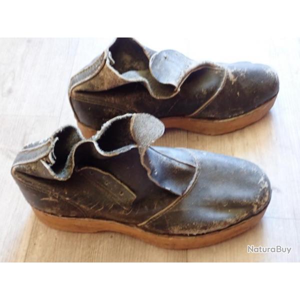 Paire de chaussures provenant d'un ghetto de pologne, ou camp de travail en Allemagne WW2