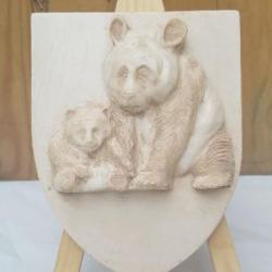 Blason artisanal représentant un bébé Panda et sa mère  ( Fintion vieux blanc ) avec accroche au dos