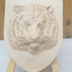 Blason artisanal représentant une tête de Tigre ( Fintion vieux blanc ) avec accroche au dos