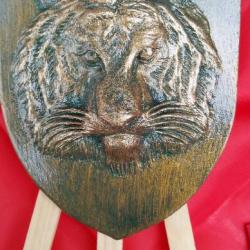 Blason artisanal représentant une tête de Tigre ( Fintion bronze  ) avec accroche au dos