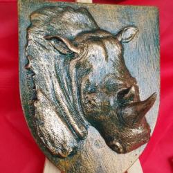 Blason artisanal représentant un Rhinocéros ( Fintion bronze  ) avec accroche au dos