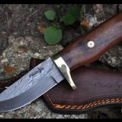 Couteau de chasse en damas avec manche en bois de noyer  et épingles de mosaïque (2)