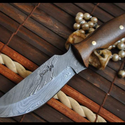 Couteau de chasse sur mesure en acier damas avec manche racine en bois (Très dure)