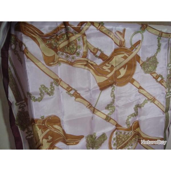 Mouchoir vintage en soie 68 cm x 68 cm