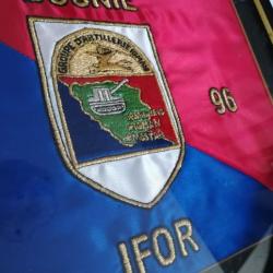 Très beau fanion brodé IFOR Bosnie Igman, deux calots militaires, Serbe et Yougoslave, un insigne.