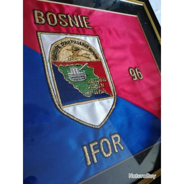 Trs beau fanion brod IFOR Bosnie Igman, deux calots militaires, Serbe et Yougoslave, un insigne.