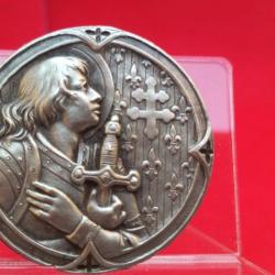 Insigne  en métal représentant Jeanne d'Arc  ( 35 mm )