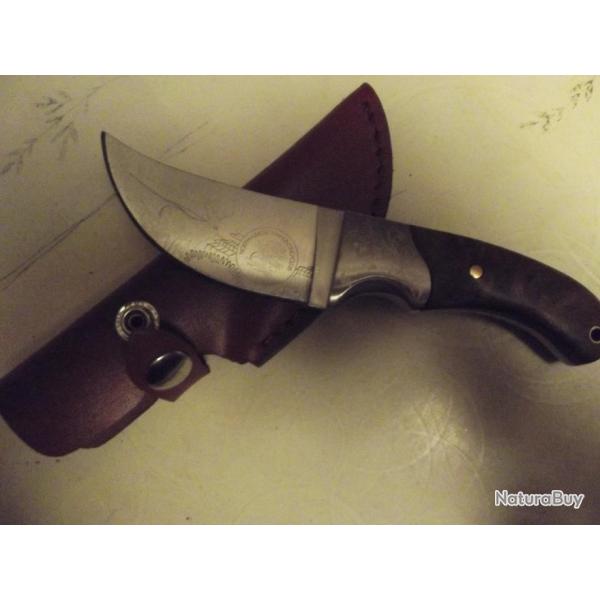 couteau de chasse avec lame grave