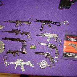 porte clés  . arme . revolver.fusil d'assaut . pins . médaille .