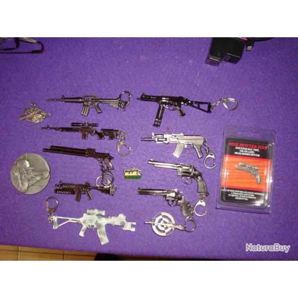 porte cls  . arme . revolver.fusil d'assaut . pins . mdaille .