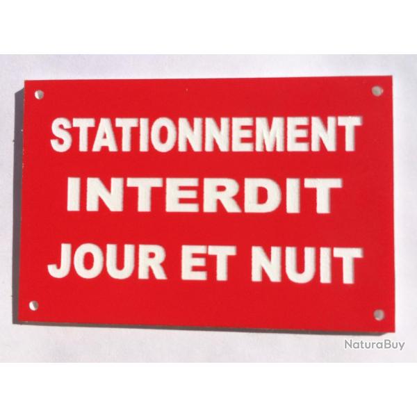 Panneau "STATIONNEMENT INTERDIT JOUR ET NUIT" format 300 x 400 mm fond ROUGE