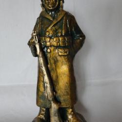 statue de soldat américain en tenue d'hiver
