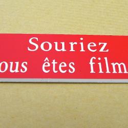 Plaque adhésive rouge "Souriez vous êtes filmés" Format 29x100 mm