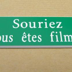 Plaque adhésive panneau vert "Souriez vous êtes filmés" Format 70x200 mm