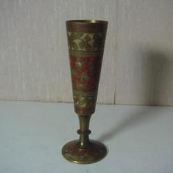 ancien vase en cuivre hauteur 13 cm numéroté