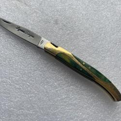 Couteau de poche Cypra  Manche en bois coloré vert et laiton.