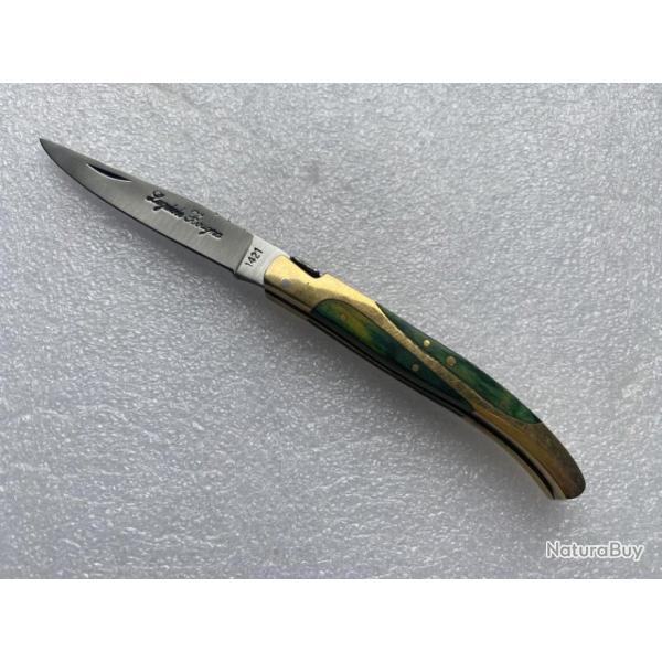 Couteau de poche Cypra  Manche en bois color vert et laiton.