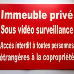 Panneau "Immeuble privé sous vidéo surveillance ACCÈS INTERDIT PERSONNES ....... COPROPRIÉTÉ"