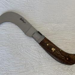 Couteau de poche Serpette avec manche incrusté.