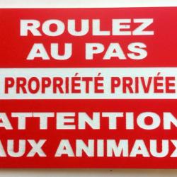 Panneau "ROULEZ AU PAS PROPRIÉTÉ PRIVÉE ATTENTION AUX ANIMAUX" format 200 x 300 mm fond ROUGE